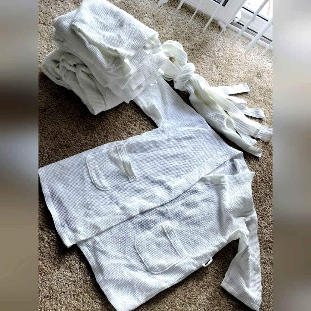 Pre-owned White Kimono Style Cotton Bathrobe (6ct) with belts. Lot